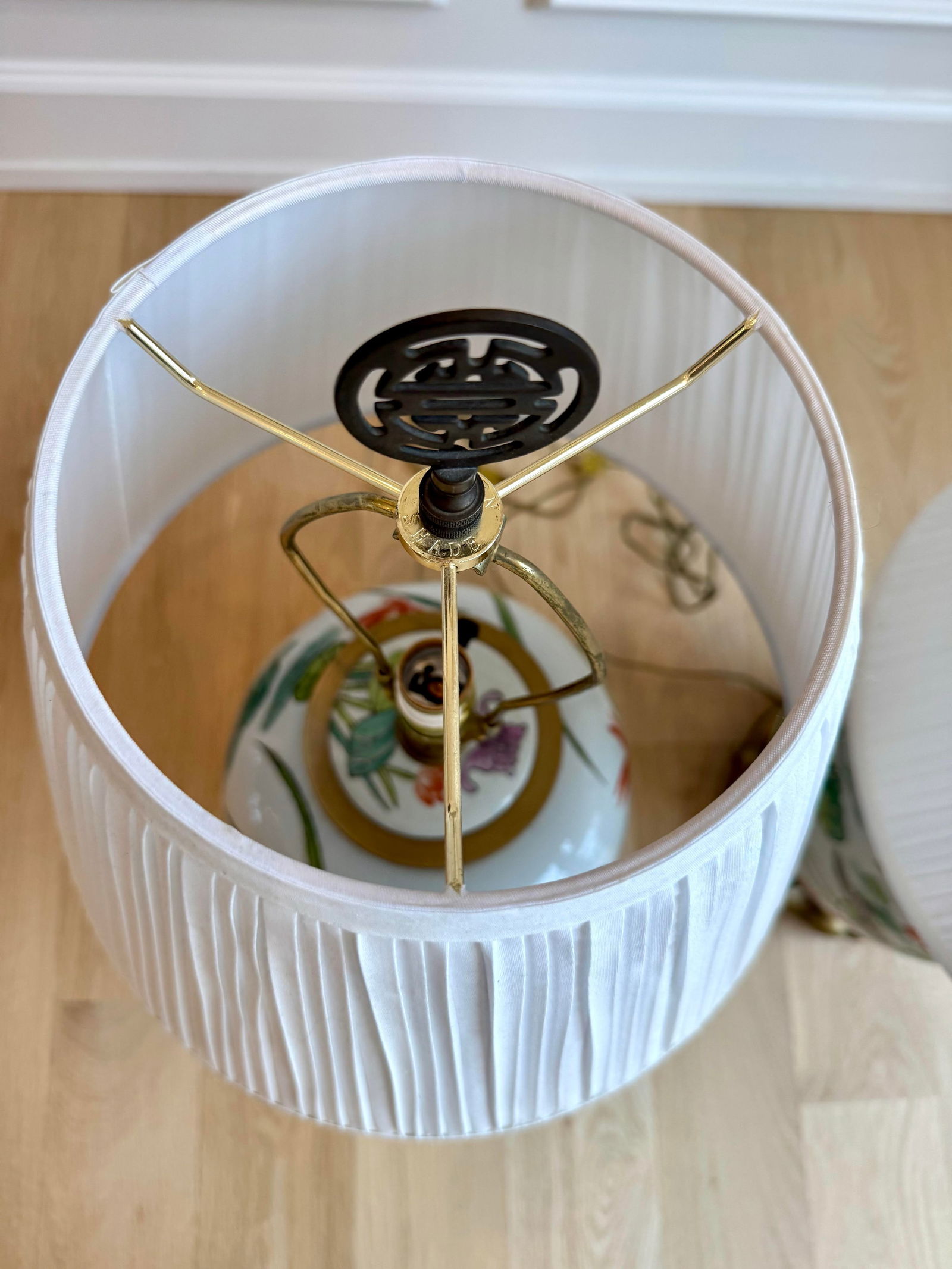 Pair of Vintage Maitland-Smith Hand-Painted Porcelain Table Lamps, Brass Base, 1985 - 3