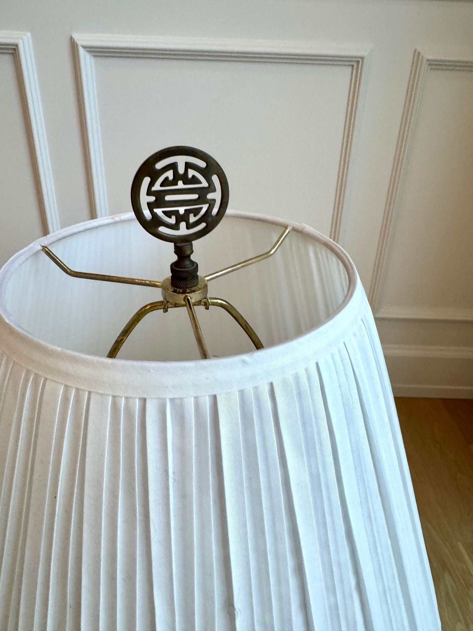 Pair of Vintage Maitland-Smith Hand-Painted Porcelain Table Lamps, Brass Base, 1985 - 4