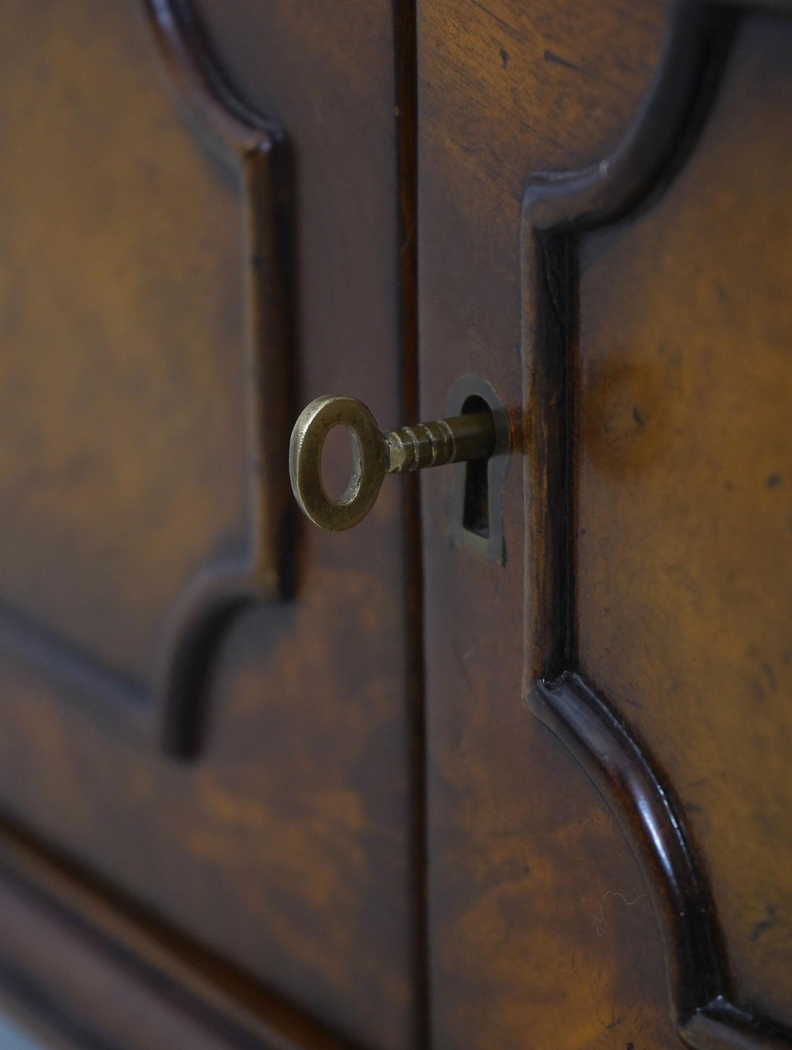 1980s Maitland-Smith Mahogany Storage Box With Asian Inspired Chess Pieces - 10