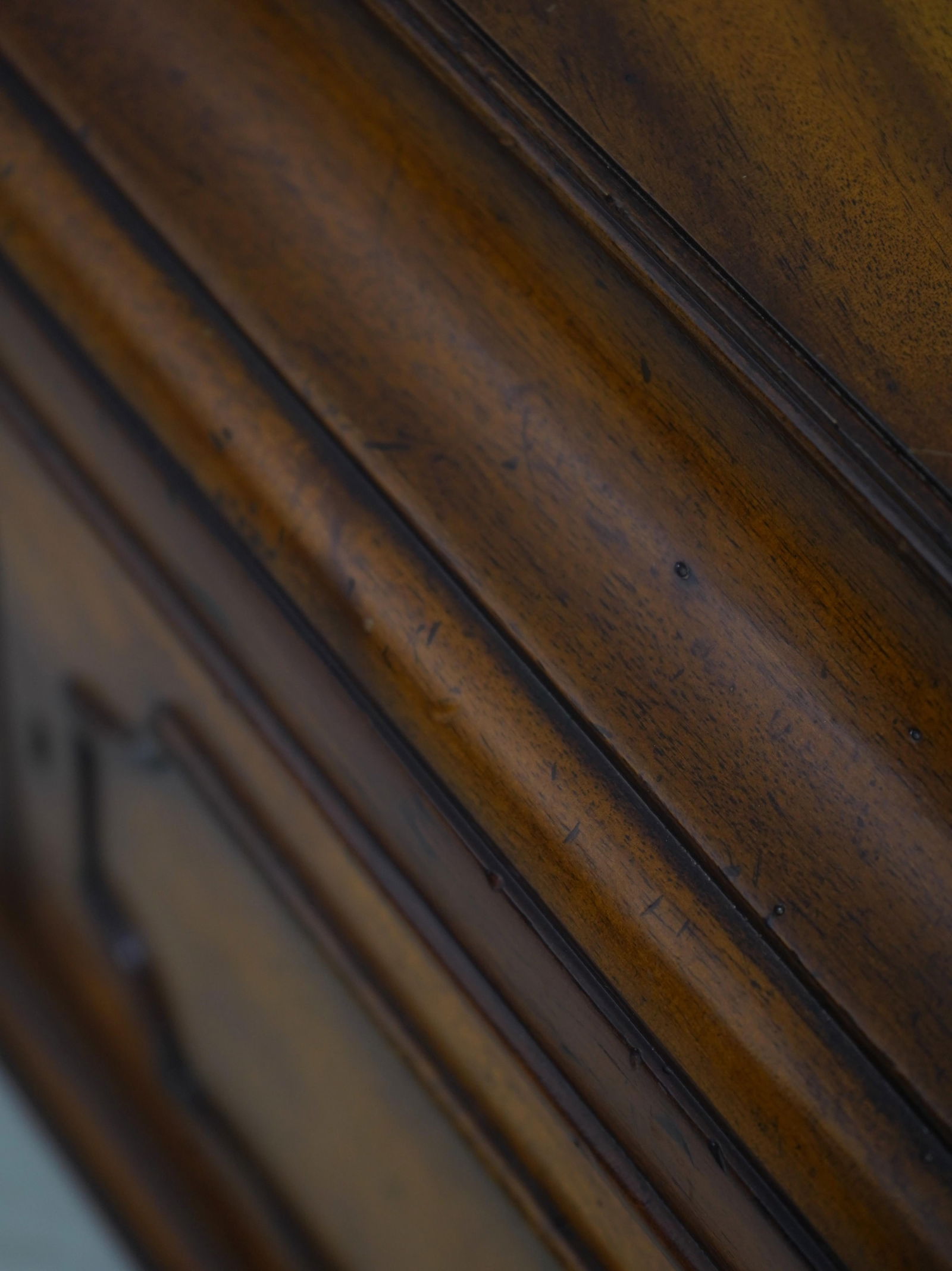 1980s Maitland-Smith Mahogany Storage Box With Asian Inspired Chess Pieces - 15