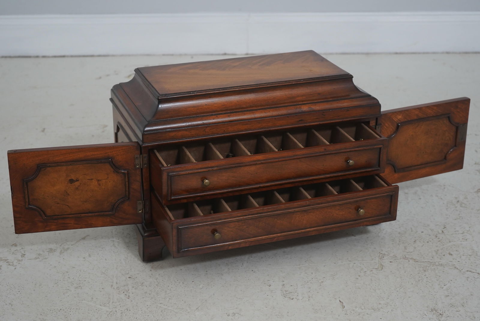 1980s Maitland-Smith Mahogany Storage Box With Asian Inspired Chess Pieces - 3