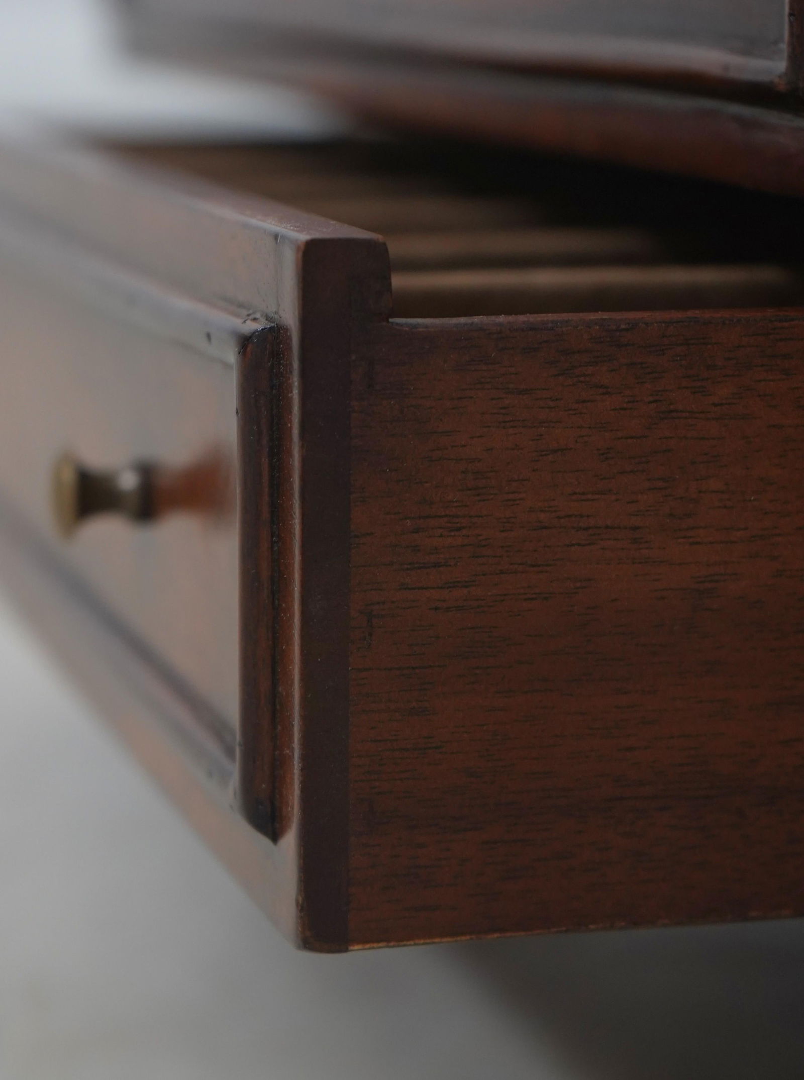 1980s Maitland-Smith Mahogany Storage Box With Asian Inspired Chess Pieces - 4