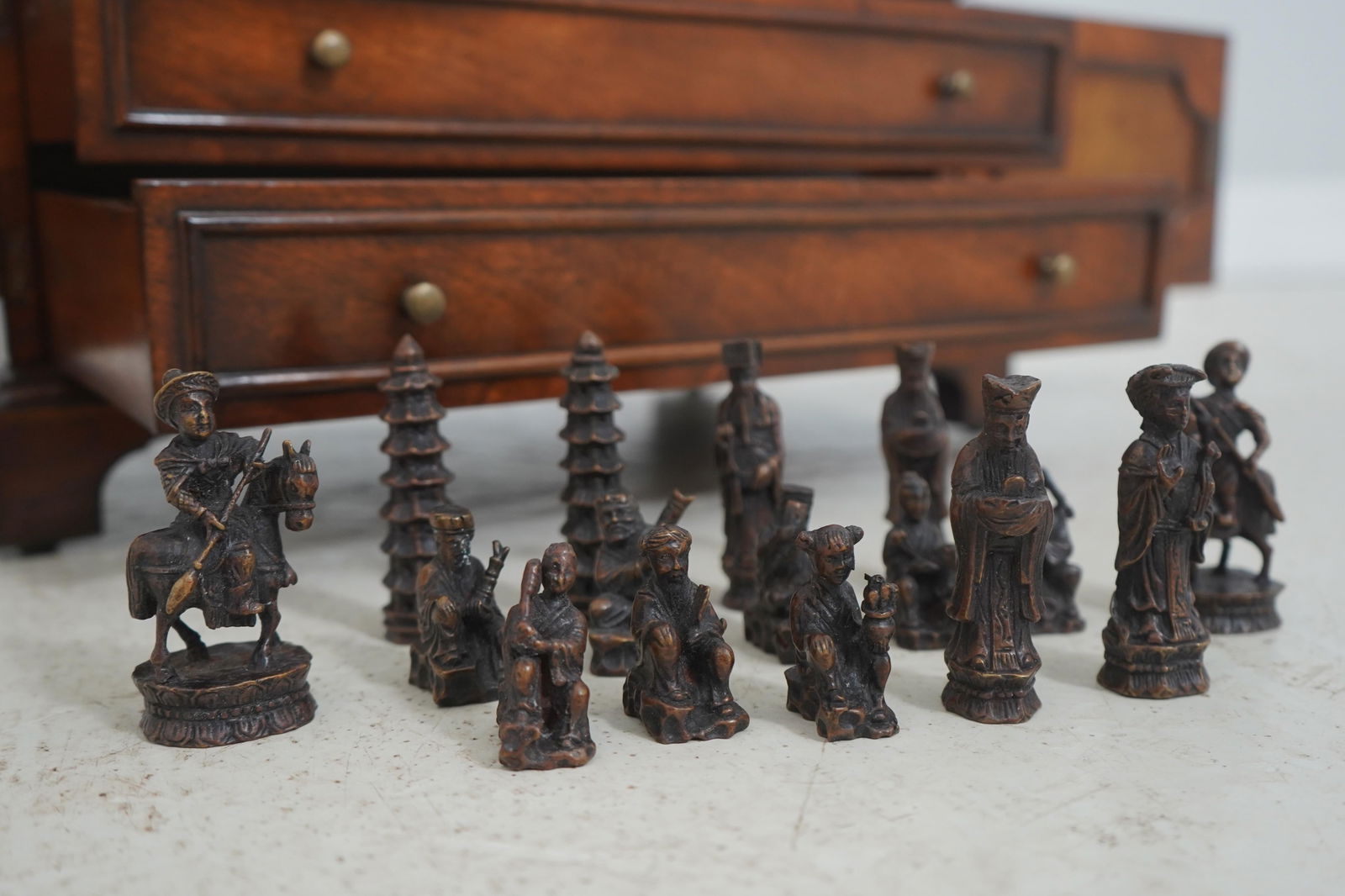 1980s Maitland-Smith Mahogany Storage Box With Asian Inspired Chess Pieces - 6