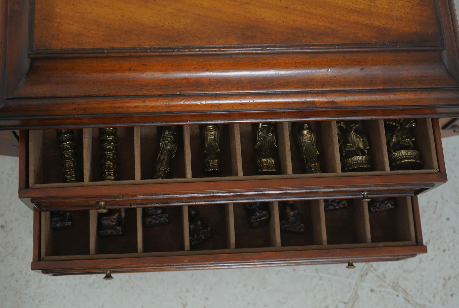 1980s Maitland-Smith Mahogany Storage Box With Asian Inspired Chess Pieces - 7