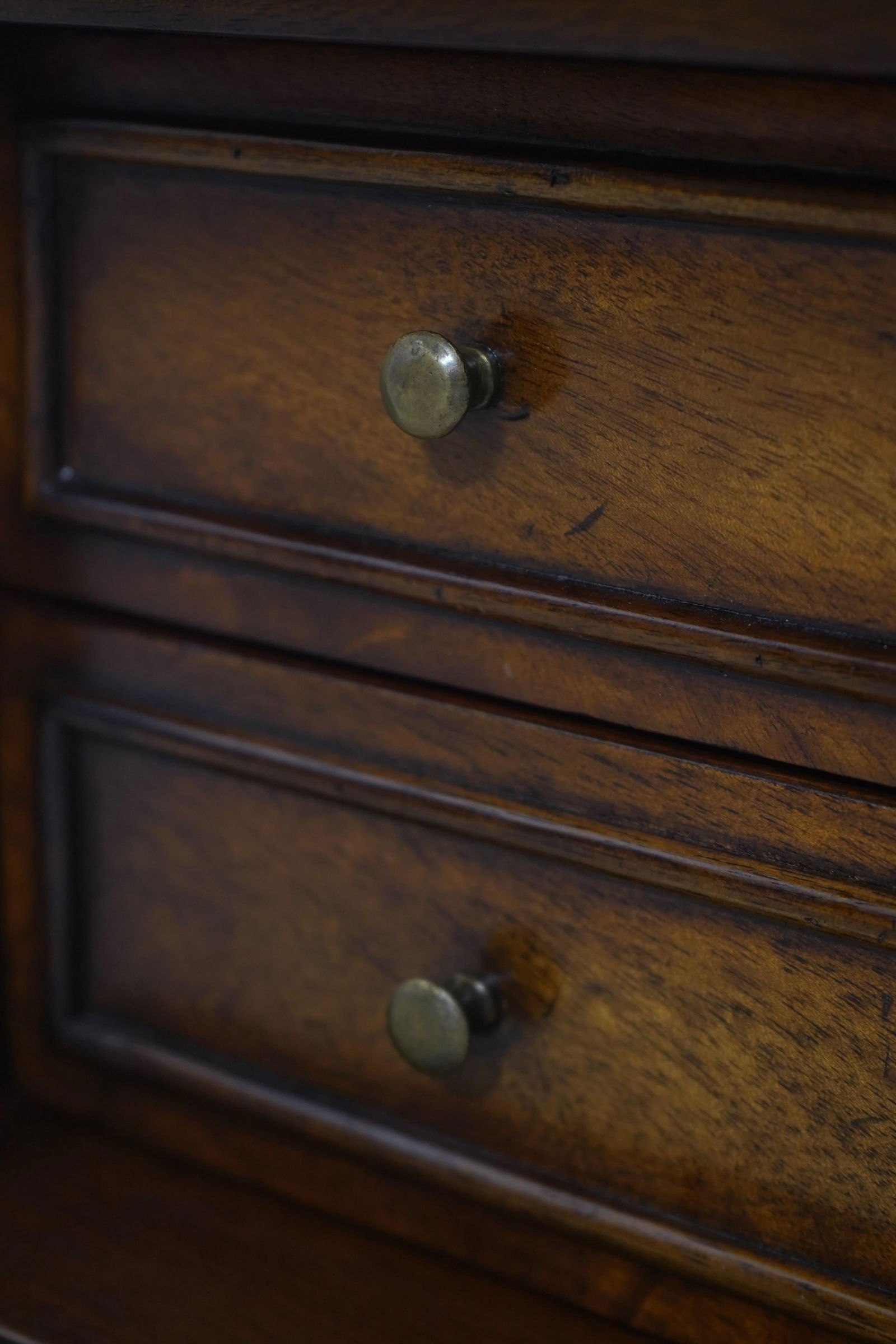 1980s Maitland-Smith Mahogany Storage Box With Asian Inspired Chess Pieces - 9