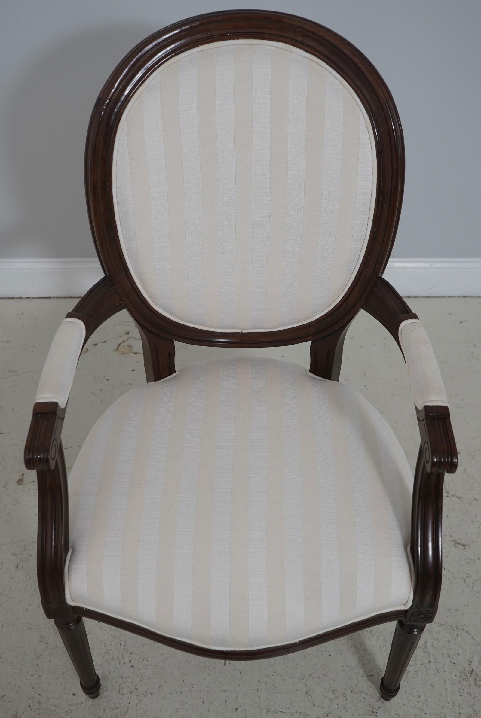 Set of 8 Stickley Oval Back Louis XV Mahogany Dining Chairs - 2