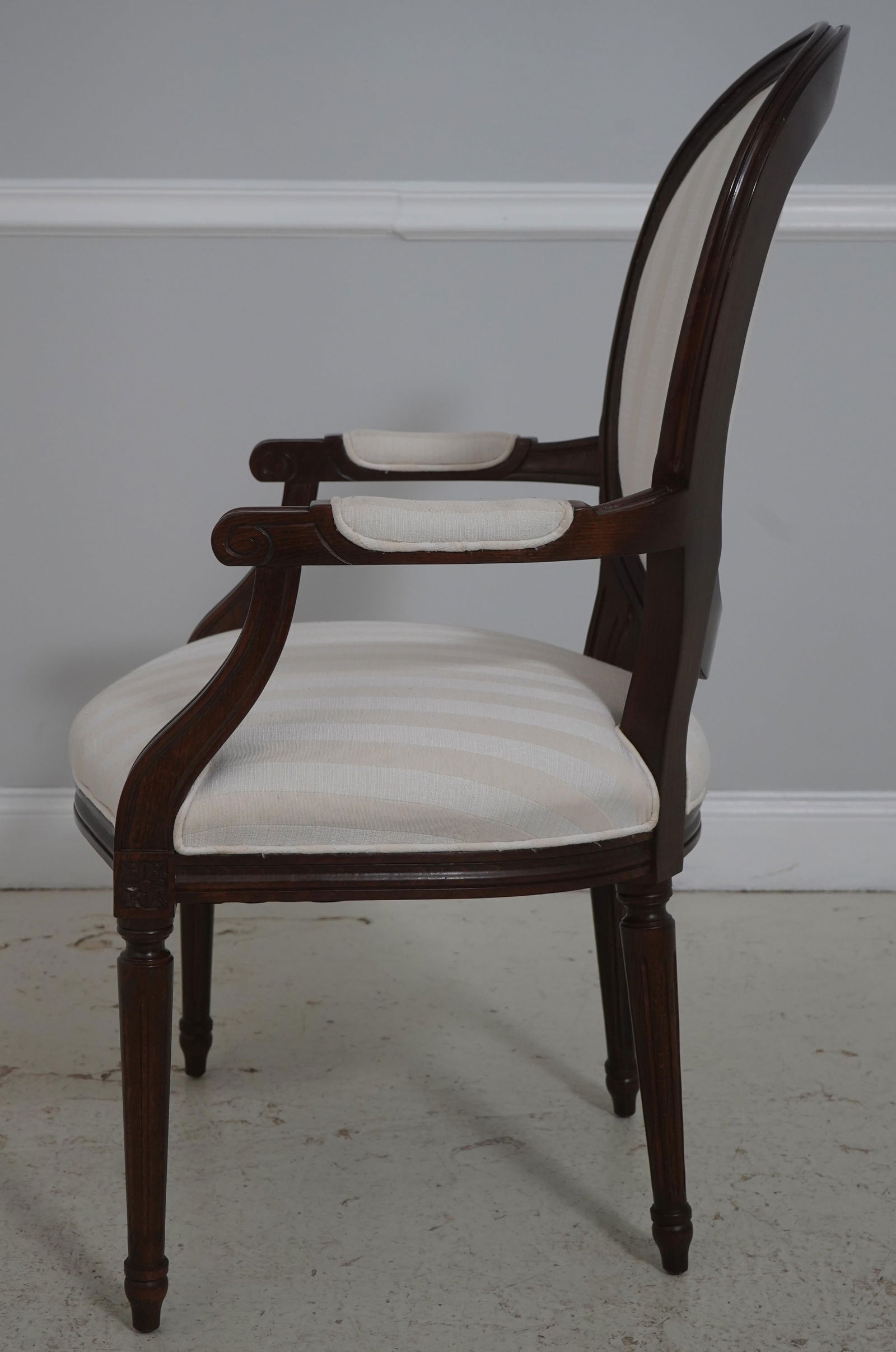 Set of 8 Stickley Oval Back Louis XV Mahogany Dining Chairs - 3