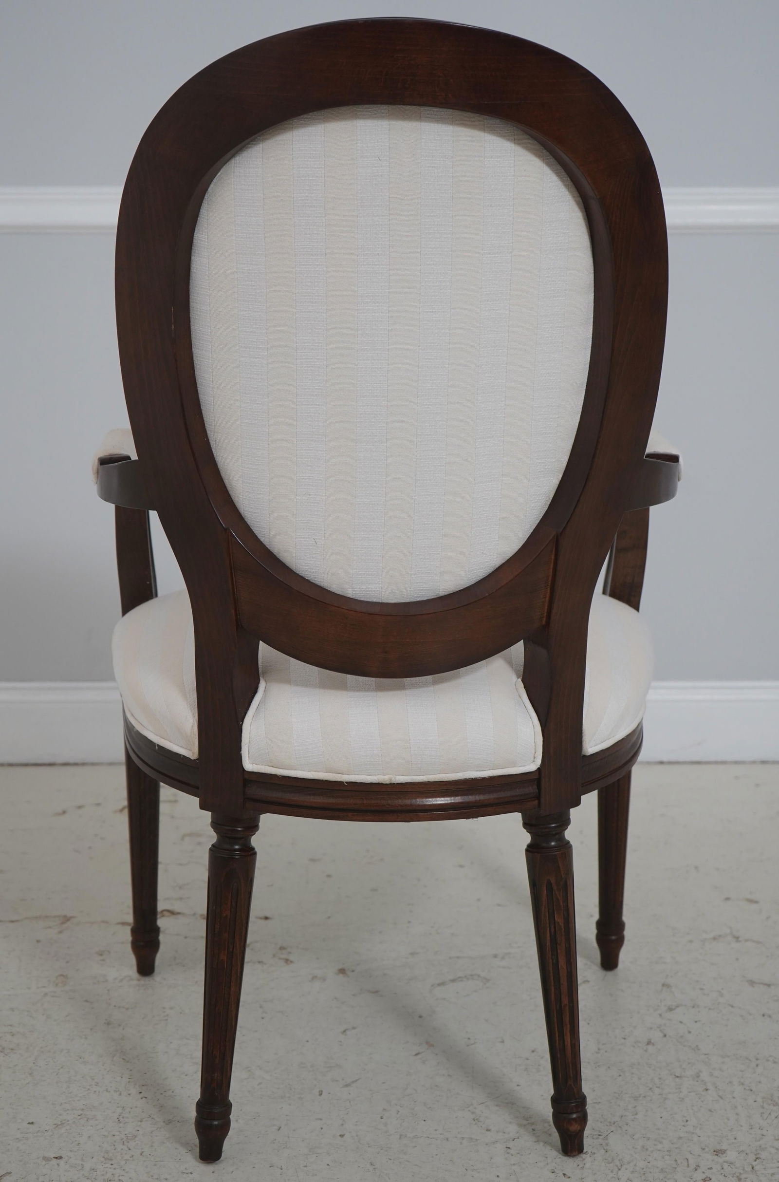 Set of 8 Stickley Oval Back Louis XV Mahogany Dining Chairs - 4