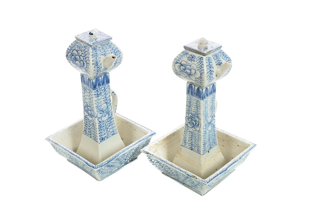 19th Century Chinese Blue & White Square Porcelain Tea Pots - A Pair: 19th century antique Chinese Blue & White square Porcelain Tea Pots -Pair size 6 x 10" A beautiful piece that will add to your décor! Condition: Condition Notes: Excellent - Minor wear