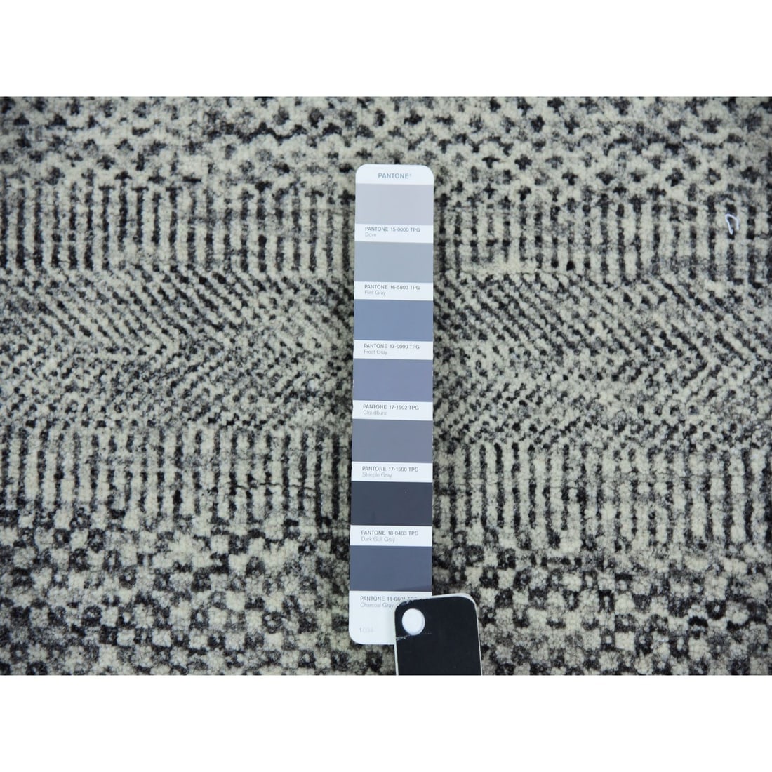 Timberwolf Gray Grass Design Undyed Wool Hand Knotted Round Rug - 4