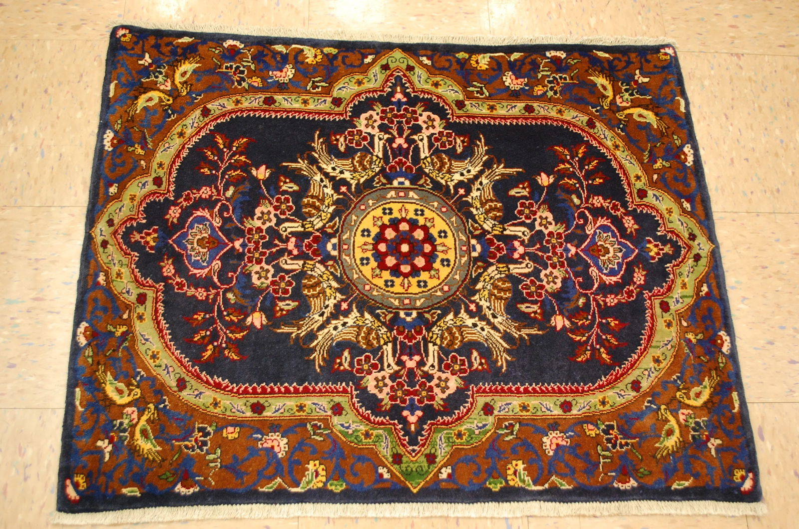 Persian KASHAN RUG 2'6" x 3'4": Title: Persian KASHAN RUG 2'6" x 3'4" Description:OLD,ANTIQUE HIGHLY DETAILED FINE KORK WOOL PERSIAN KASAHN ORIENTAL RUG.........Floral,BIRDS design pattern surrounded by a beautifully detailed border