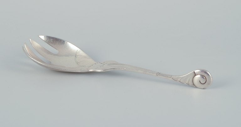 Early and rare Georg Jensen "Ornamental" pattern serving-fork chased with foliage and with a spiral - 2