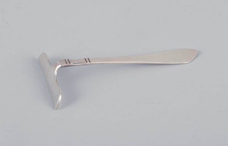 Georg Jensen "Continental" child pusher in 830 silver.: Title:Georg Jensen "Continental" child pusher in 830 silver. Description:Georg Jensen "Continental" child pusher in 830 silver. 1915-1932 hallmark. Dated 1926. In excellent condition. Dimensions: Leng
