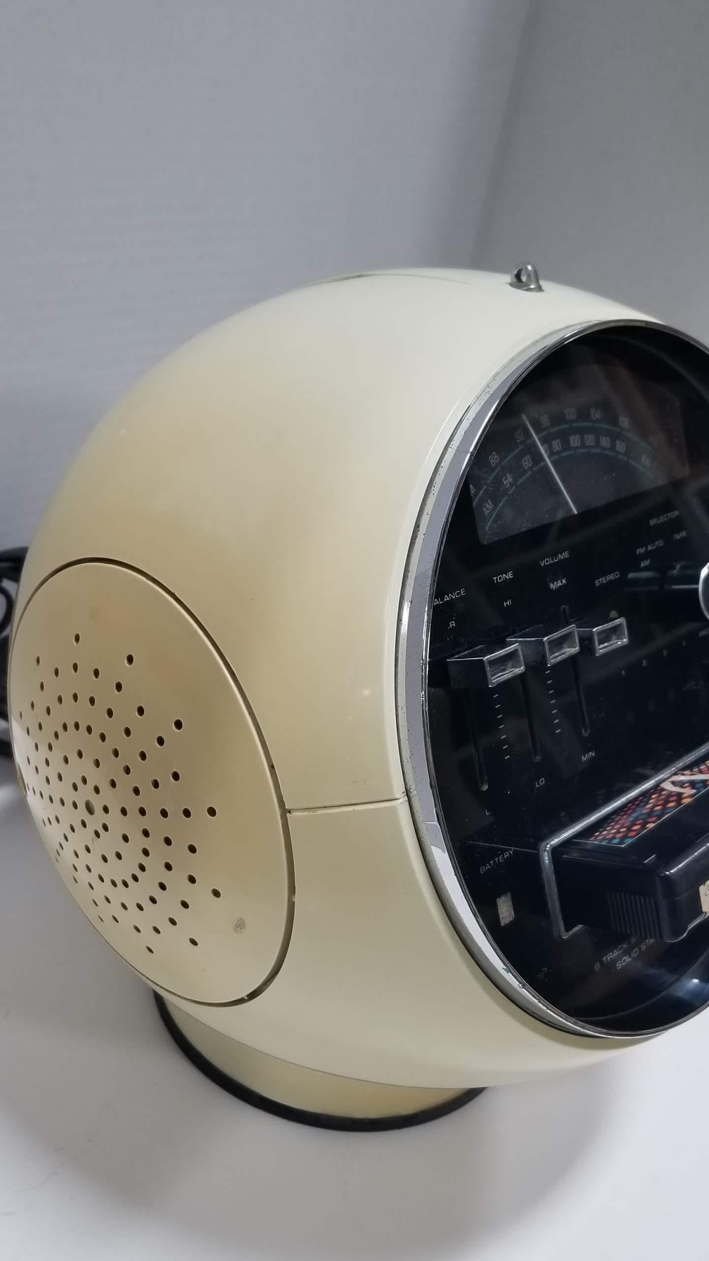 Weltron Model 2001 Space Ball, AM/FM Radio 8 Track Stereo - 3