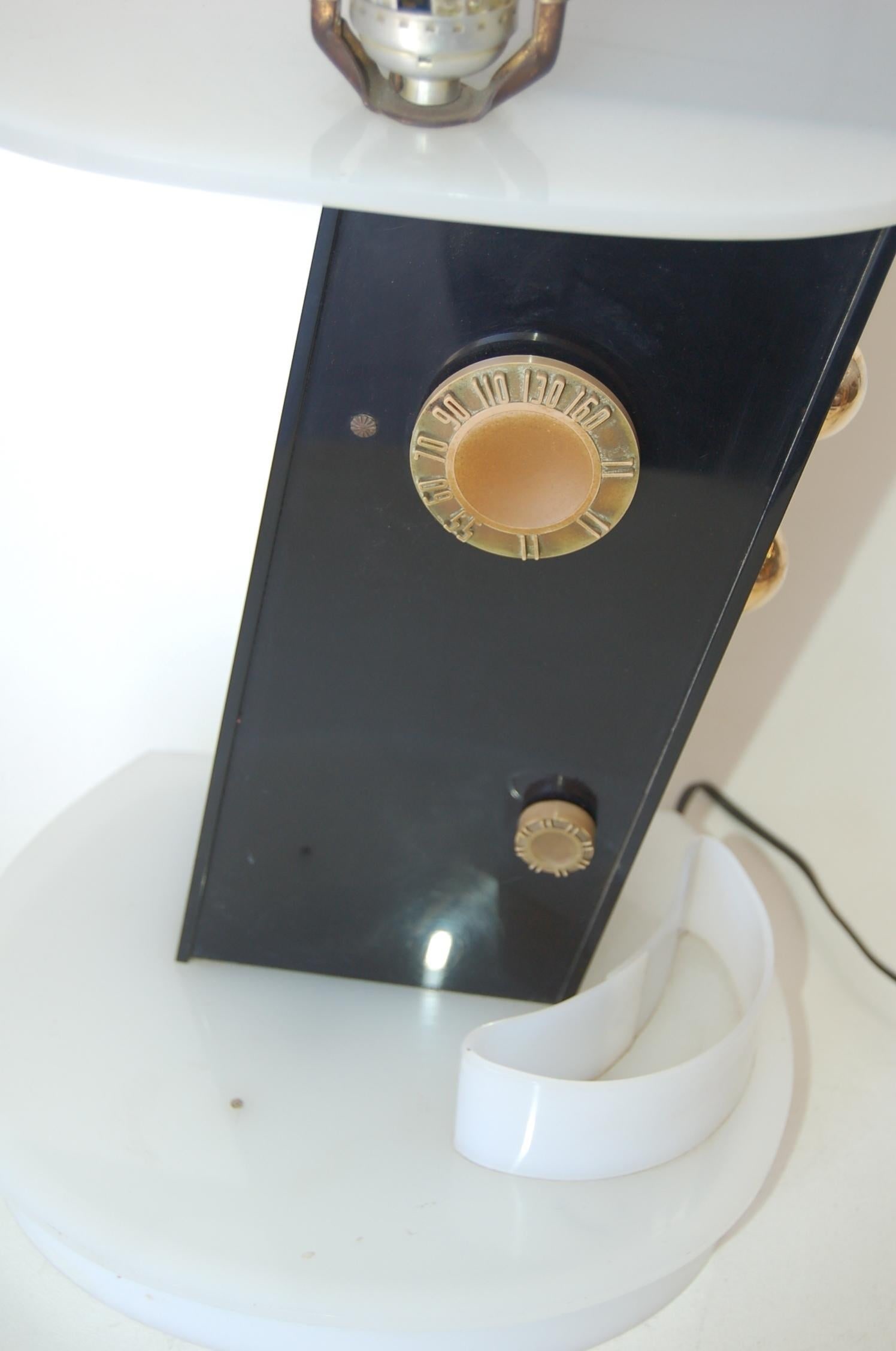 Rare Midcentury Lucite Radio Table Lamp by Moss Lighting - 3