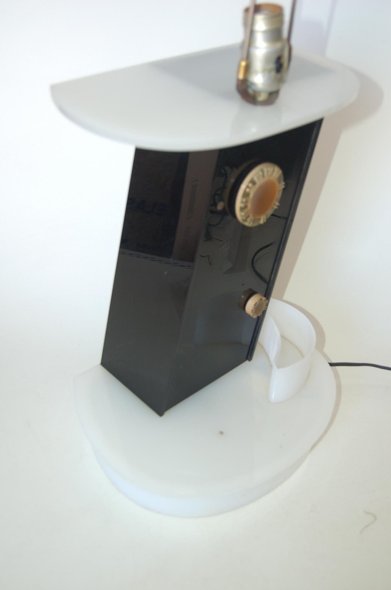 Rare Midcentury Lucite Radio Table Lamp by Moss Lighting - 5