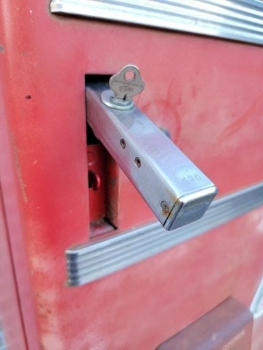 Vintage Coca-Cola Vendo 83 Pop Bottles Soda Machine - 8