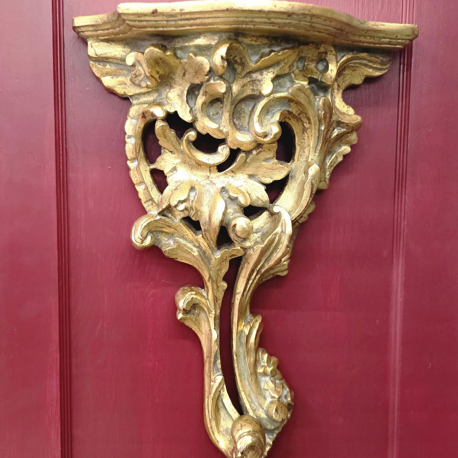 Antique Rococo Revival Giltwood Wall Bracket Shelf, Carved Gold Leaf Scroll & Acanthus, Ornate: Title: Antique Rococo Revival Giltwood Wall Bracket Shelf, Carved Gold Leaf Scroll & Acanthus, Ornate French Decor Corbel, 21.5” Description: Vintage from the 1960s Materials: Wood Width: 14.5