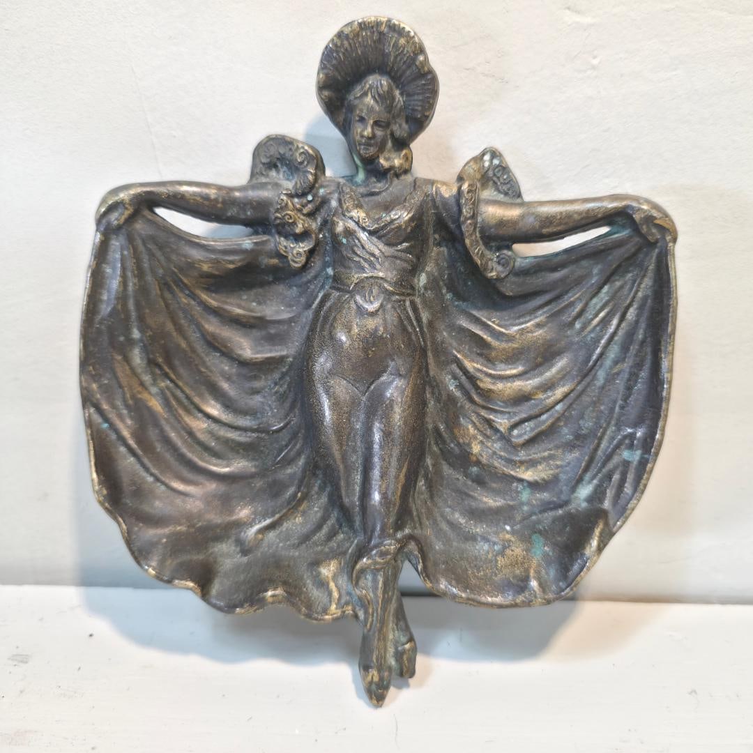 Art Nouveau Bronze Dancer Trinket Dish Figural Vide Poche Vanity Tray Antique Cast Brass Jewelry: Title: Art Nouveau Bronze Dancer Trinket Dish Figural Vide Poche Vanity Tray Antique Cast Brass Jewelry Catchall Description: Vintage from the 1920s Materials: Metal A dramatic Art Nouveau dancer
