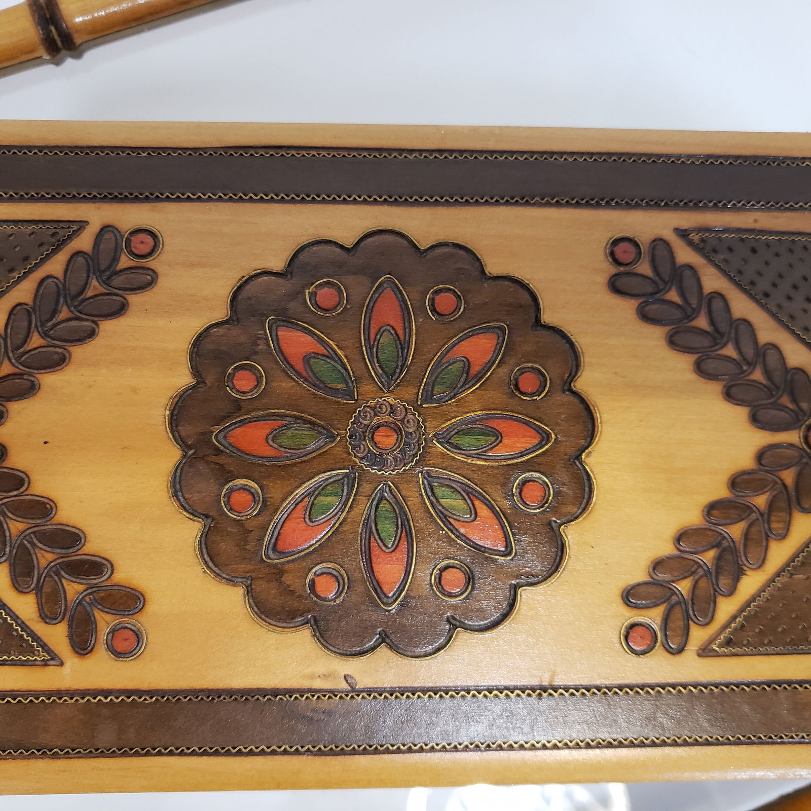 Vintage Hand Craved Painted Cigar Box Stash Jewelry Wood Wooden Display Case Beautiful Made in: Title: Vintage Hand Craved Painted Cigar Box Stash Jewelry Wood Wooden Display Case Beautiful Made in Poland Description: Vintage from the 1970s Materials: Wood Length: 10 Inches; Width: 6 Inches;