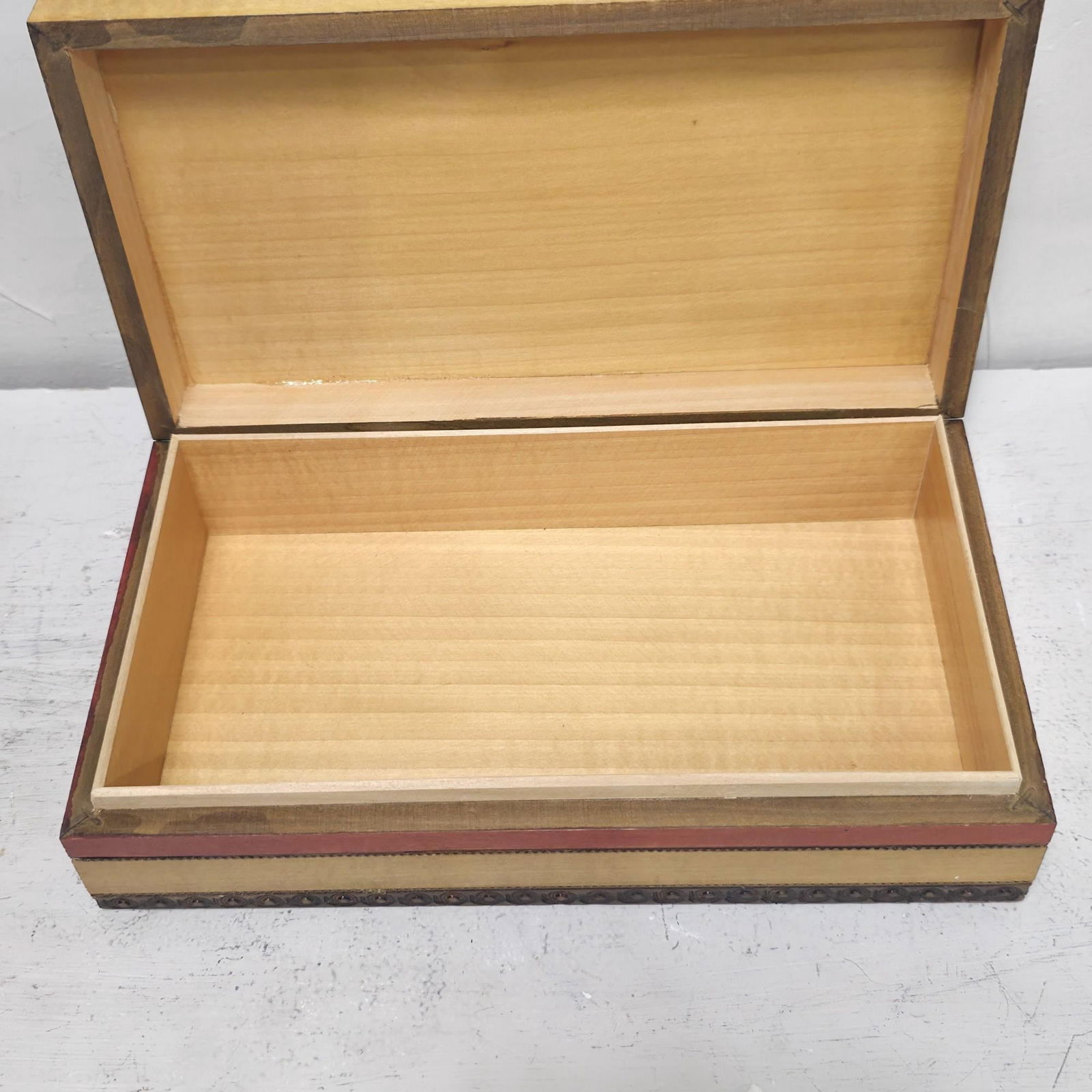 Vintage Hand Craved Painted Cigar Box Stash Jewelry Wood Wooden Display Case Beautiful Made in - 6