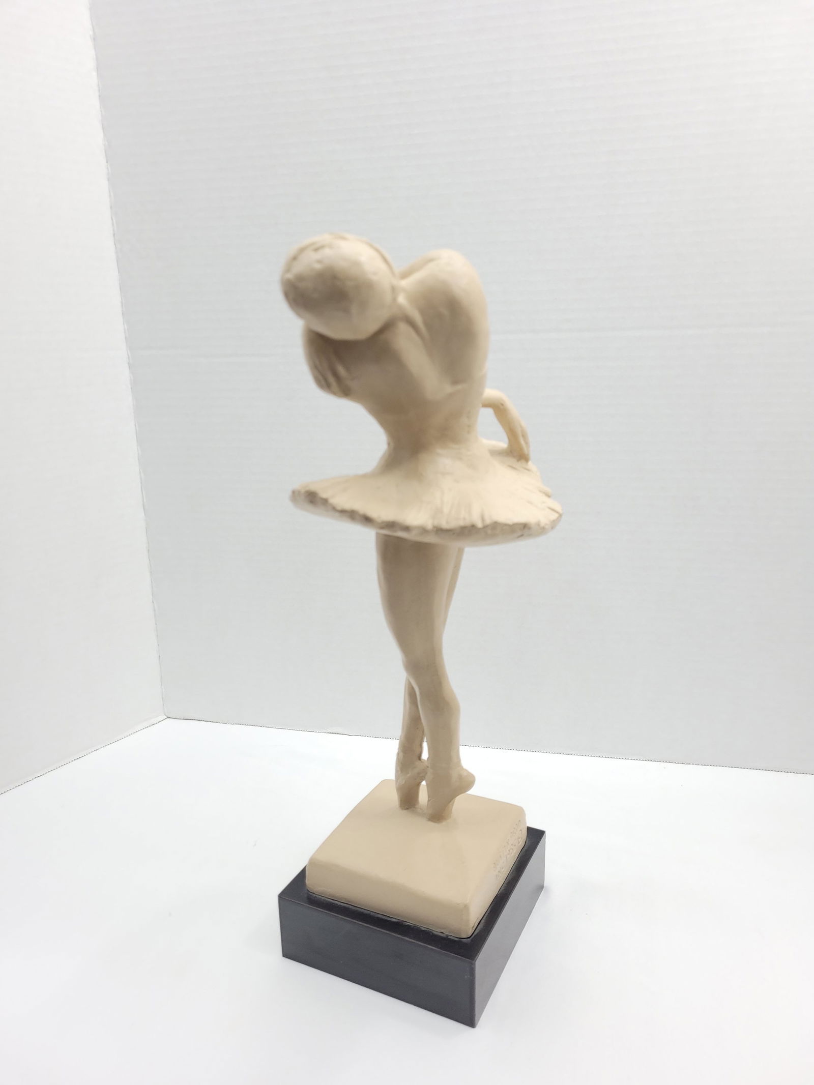 Vintage Ballerina Statue Girls Room Austin Productions Sculpture Decor Tutu Dancer Post Modern: Title: Vintage Ballerina Statue Girls Room Austin Productions Sculpture Decor Tutu Dancer Post Modern Description: Vintage from the 1980s Materials: Medium: Clay Width: 5 inches Height: 14.5 inches De