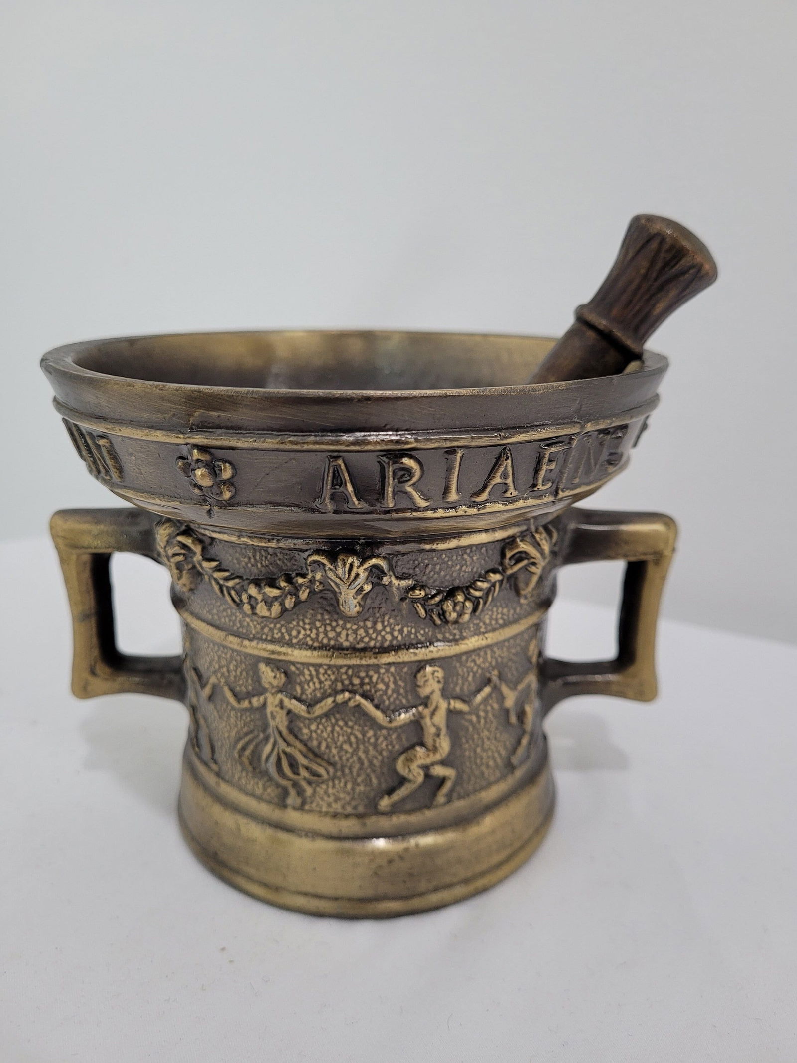 Vintage Brass Mortar and Pestle Classical Relief Old World Decor Library Shelf Accent Herbal Display: Title: Vintage Brass Mortar and Pestle Classical Relief Old World Decor Library Shelf Accent Herbal Display Description: Vintage from the 1970s Materials: Metal Decorative cast metal mortar and pestle