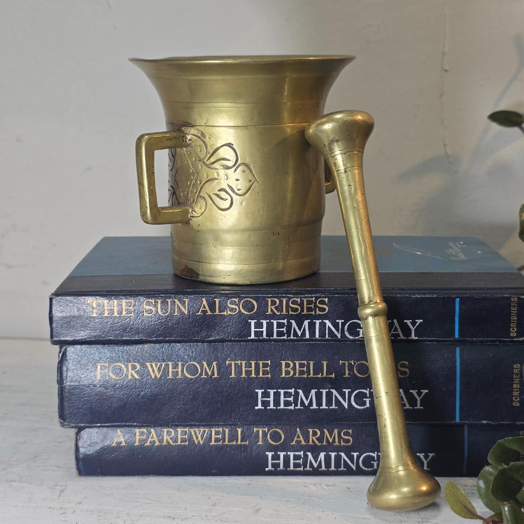 Antique Brass Mortar & Pestle European Apothecary Kitchen Décor Heavy Solid Brass Old World: Title: Antique Brass Mortar & Pestle European Apothecary Kitchen Décor Heavy Solid Brass Old World Herbal Decor Description: Vintage from the 1910s Materials: Brass, metal Authentic antique