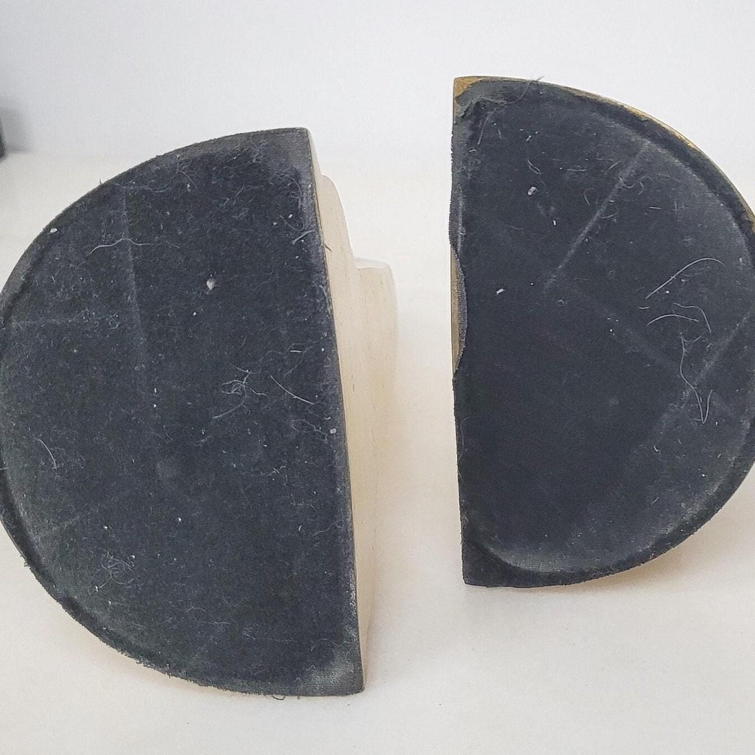 Vintage Brass Swan Head Bookends Pair Hollywood Regency Glam Mid Century Bird Decorative Library: Title: Vintage Brass Swan Head Bookends Pair Hollywood Regency Glam Mid Century Bird Decorative Library Shelf Decor Description: Vintage from the 1990s Materials: Brass, Metal Width: 5 inches Height: