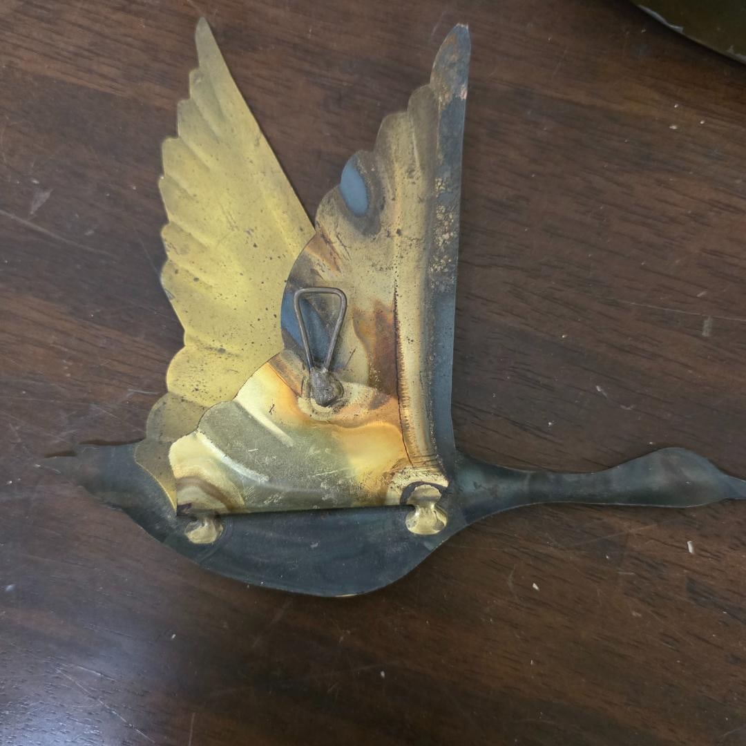 Vintage Brass Flying Geese Set of 2 Mid Century Modern Wall Art, Brass Birds Sculpture, 1960s 1970s: Title: Vintage Brass Flying Geese Set of 2 Mid Century Modern Wall Art, Brass Birds Sculpture, 1960s 1970s Gallery decor Description: Vintage from the 1970s Materials: Brass, metal Width: 14 inches