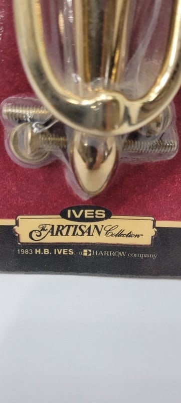 Vintage Brass Door Knocker NIB Original 1980's Made in Portugal Hardware: Title: Vintage Brass Door Knocker NIB Original 1980's Made in Portugal Hardware Description: Vintage from the 1980s Materials: Brass, metal Vintage Solid Brass NIB Original 1980's Door Knocker Made