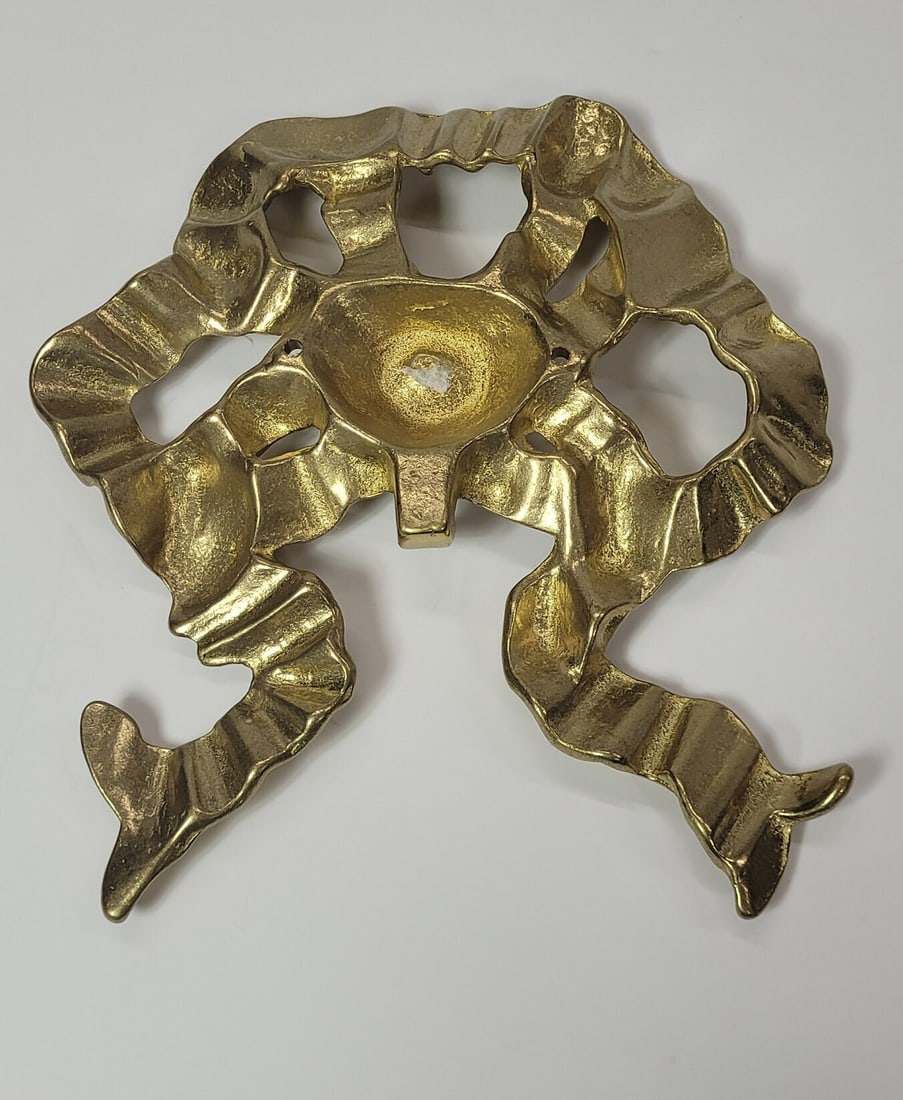 Vintage Brass Wall Medallion Neoclassical decorative Bow Garden Plaque Hardware pediment: Title: Vintage Brass Wall Medallion Neoclassical decorative Bow Garden Plaque Hardware pediment Description: Vintage from the 1960s Materials: Gold, Brass Vintage Gold Gilt Brass Wall Plaque