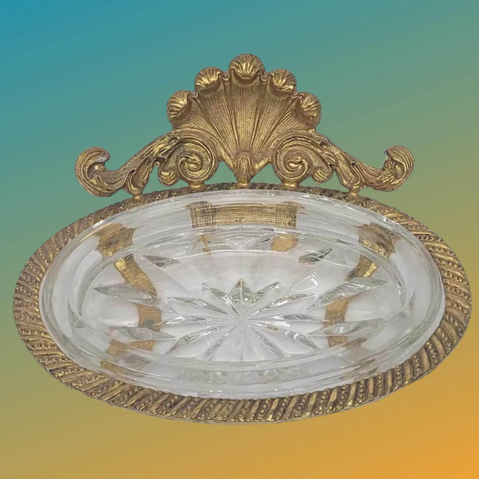 Vintage Gold Gilt Clam Shell Soap Dish Hollywood Regency Stylebuilt Vanity Decor: Title: Vintage Gold Gilt Clam Shell Soap Dish Hollywood Regency Stylebuilt Vanity Decor Description: Vintage from the 1960s Materials: Glass, gold, lame & metallic, metal Stylebuilt Accessories was