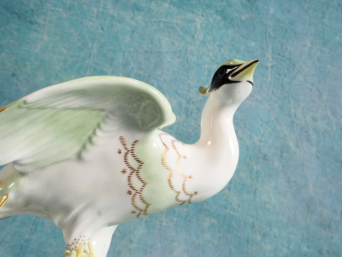 ROYAL CROWN DERBY Chelsea Bird FIGURINE 22KT GOLD Green: Title: ROYAL CROWN DERBY Chelsea Bird FIGURINE 22KT GOLD Green Description: . This is very rare and absolutely stunning Chelsea Bird Figurine made by Royal Crown Derby, England It is a modeled standin
