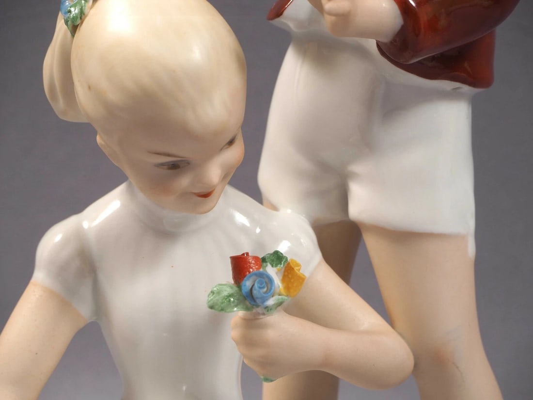 WALLENDORF SCHAUBACH FIGURINE Boy & Girl Flowers 1964 200th anniversary edition - 3