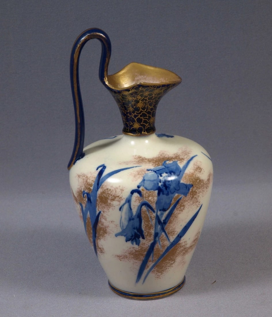 Royal Doulton Burslem Cobalt Flow Blue Daffodil 1890s Vase Pitcher Jug: Title: Royal Doulton Burslem Cobalt Flow Blue Daffodil 1890s Vase Pitcher JugDescription: . This is an absolutely magnificent antique flow blue Pitcher/Vase. The pitcher is a fine example of the