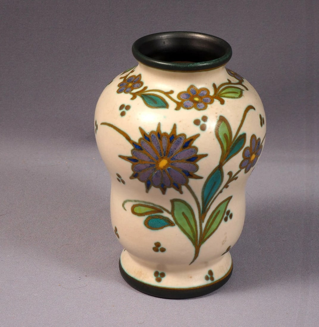 1921 Gouda PZH Royal Zuid-Holland Candia Vase Jug White Matte Antique: Title: 1921 Gouda PZH Royal Zuid-Holland Candia Vase Jug White Matte AntiqueDescription: . This is absolutely magnificent PZH Gouda VASE in the famous DECOR T6 pattern. It is decorated with lovely
