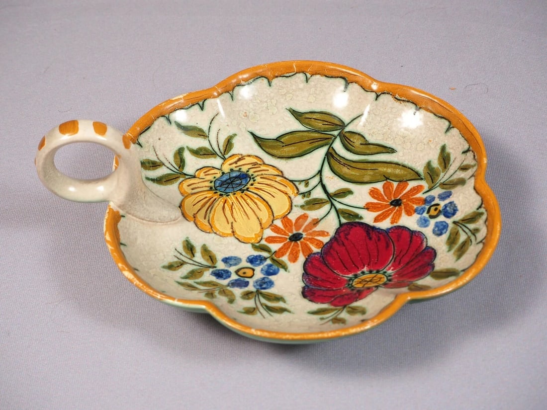 Royal Zuid-Holland Gouda Handled Scalloped Candy Dish Nappy Bertino Antique 1918: Title: Royal Zuid-Holland Gouda Handled Scalloped Candy Dish Nappy Bertino Antique 1918Description: . This is absolutely magnificent Royal Gouda handled Candy Dish/Nappy or handled bowl in the