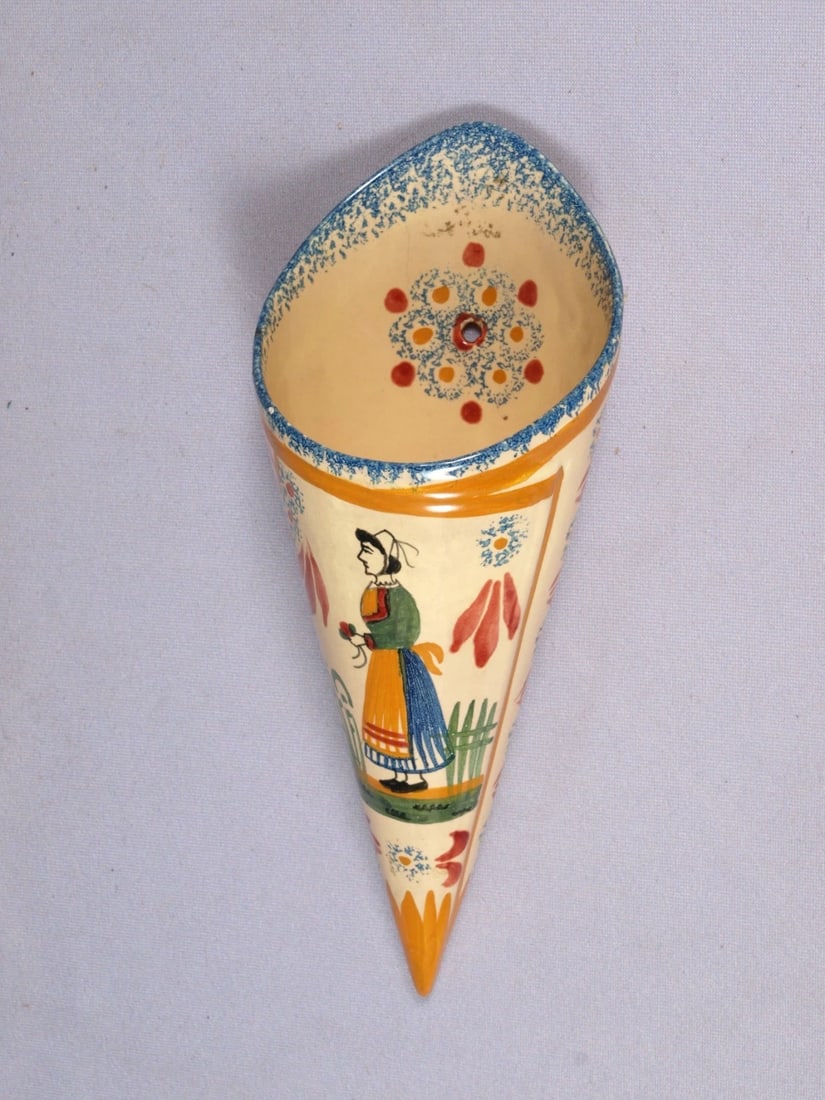 Vintage HENRIOT QUIMPER French Faience Wall Flower pocket Vase Cone France: Title: Vintage HENRIOT QUIMPER French Faience Wall Flower pocket Vase Cone France Description: . This is a gorgeous Vintage wall pocket/Cone shaped vase made by Henriot Quimper in France. The earthenw