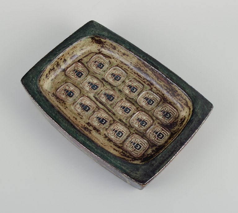 Jørgen Mogensen for Royal Copenhagen, stoneware dish with motif of beetles. - 2