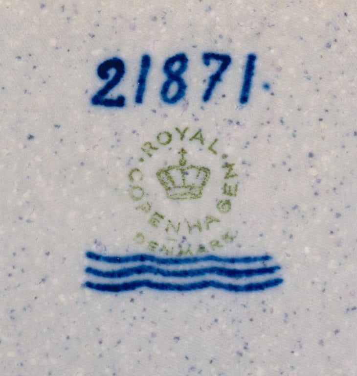 Jørgen Mogensen for Royal Copenhagen, stoneware dish with motif of beetles. - 7