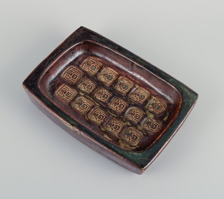 Jørgen Mogensen for Royal Copenhagen, stoneware dish with motif of beetles. - 2