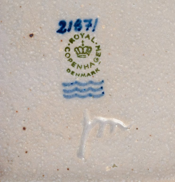 Jørgen Mogensen for Royal Copenhagen, stoneware dish with motif of beetles. - 4