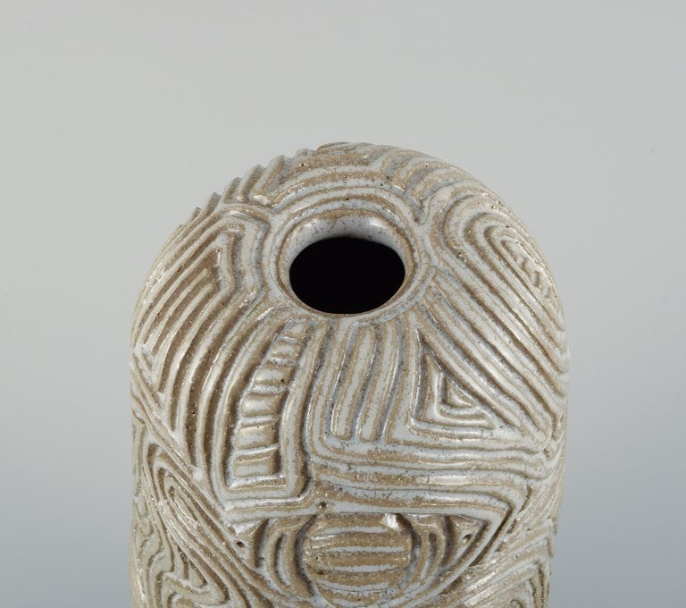 Christina Muff, Danish contemporary ceramicist (b. 1971). Unique, handcarved vase in stoneware clay. - 4