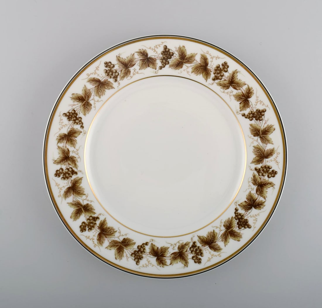 10 Limoges porcelain dinner plates with hand-painted grape vines and gold decoration. 1930s / 40s. - 2