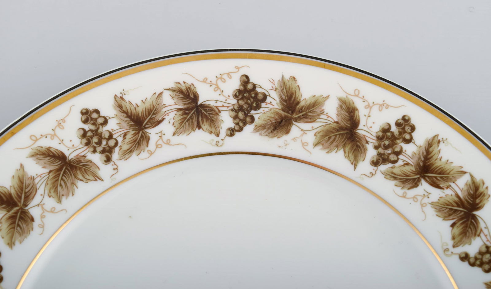 10 Limoges porcelain dinner plates with hand-painted grape vines and gold decoration. 1930s / 40s. - 3
