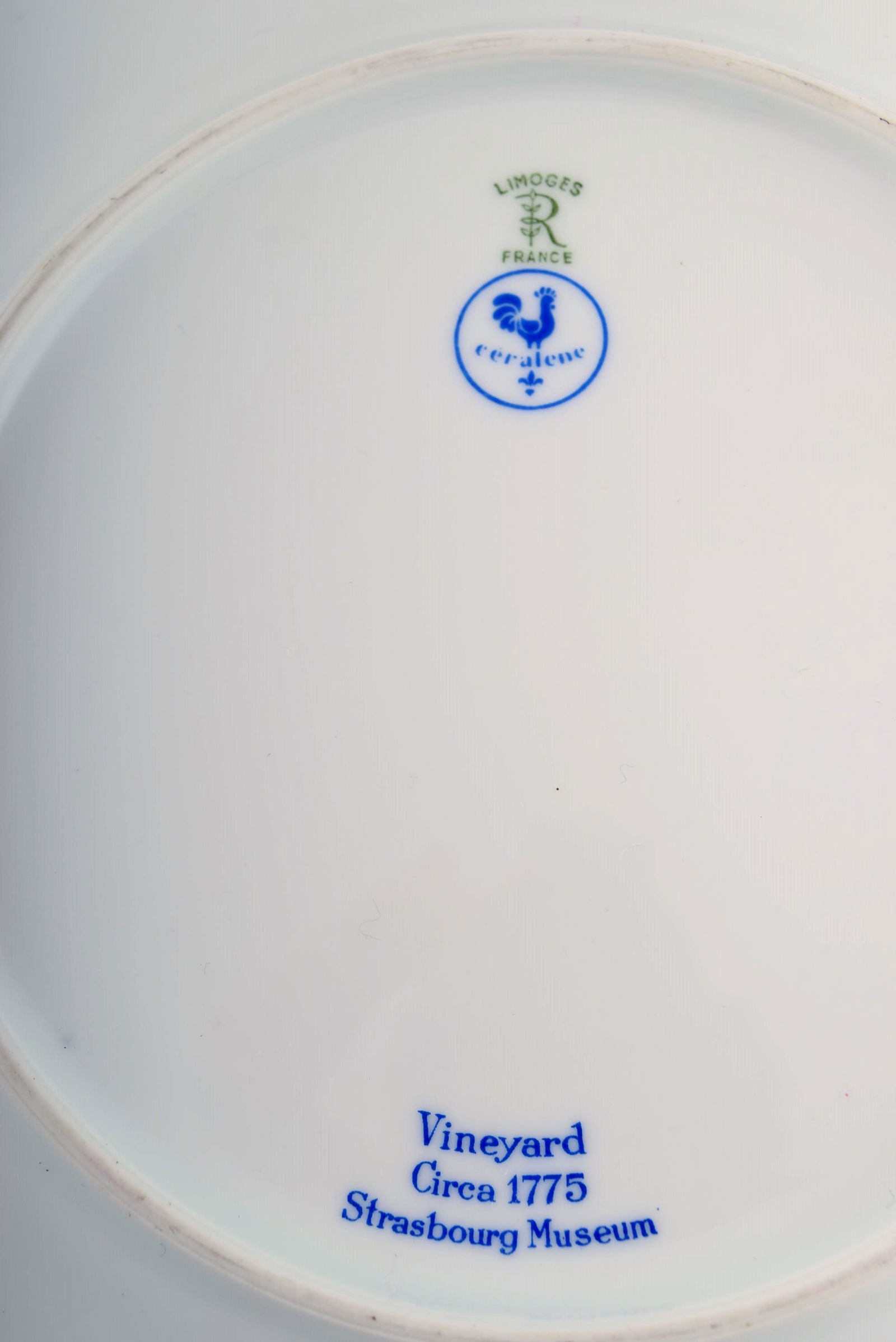 10 Limoges porcelain dinner plates with hand-painted grape vines and gold decoration. 1930s / 40s. - 4