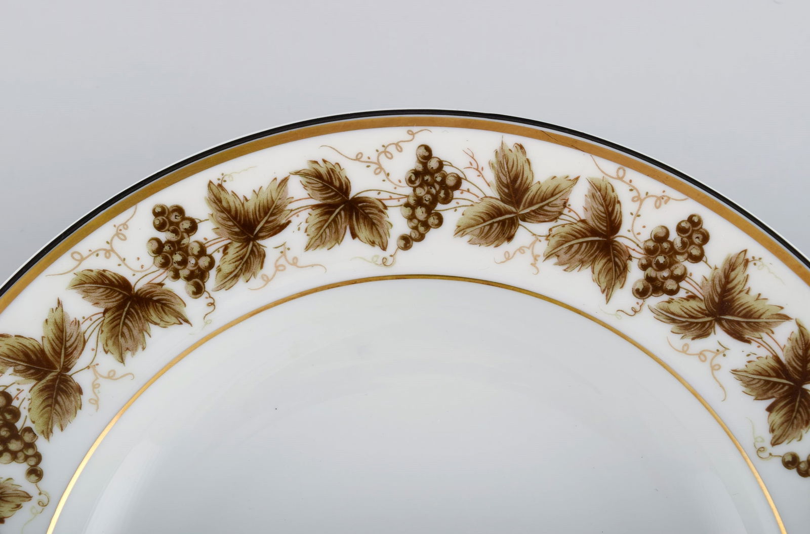 12 Limoges porcelain deep plates with hand-painted grape vines and gold decoration. 1930s / 40s. - 3