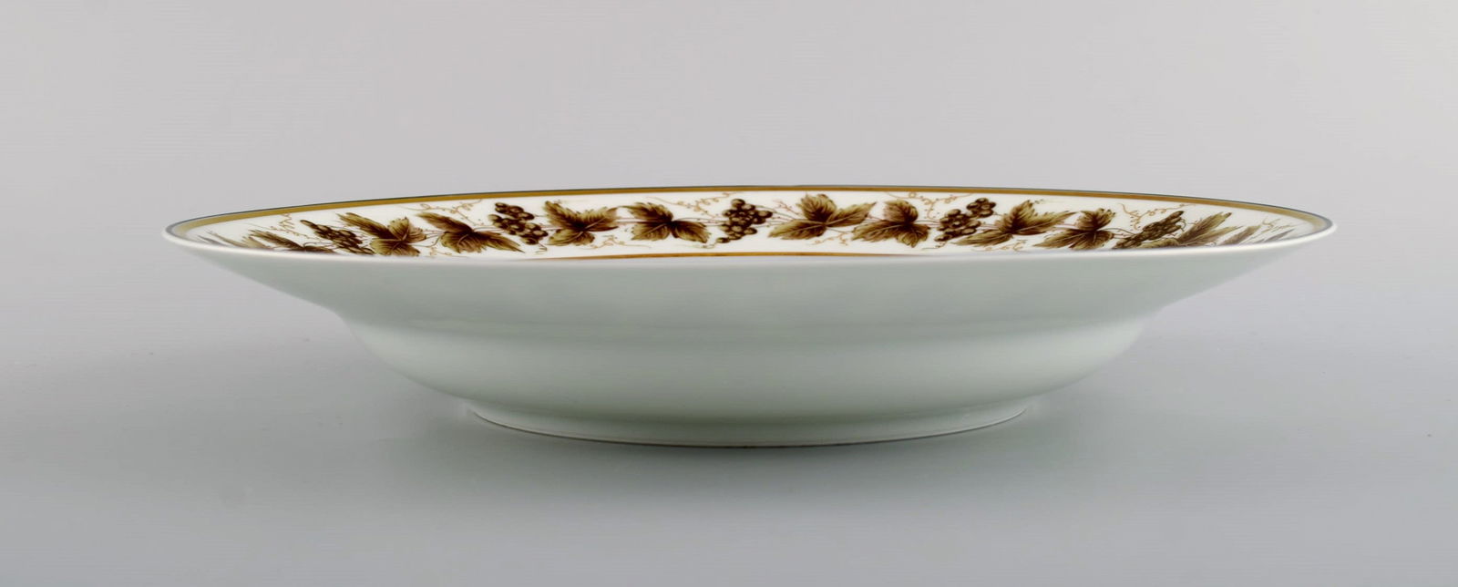 12 Limoges porcelain deep plates with hand-painted grape vines and gold decoration. 1930s / 40s. - 4