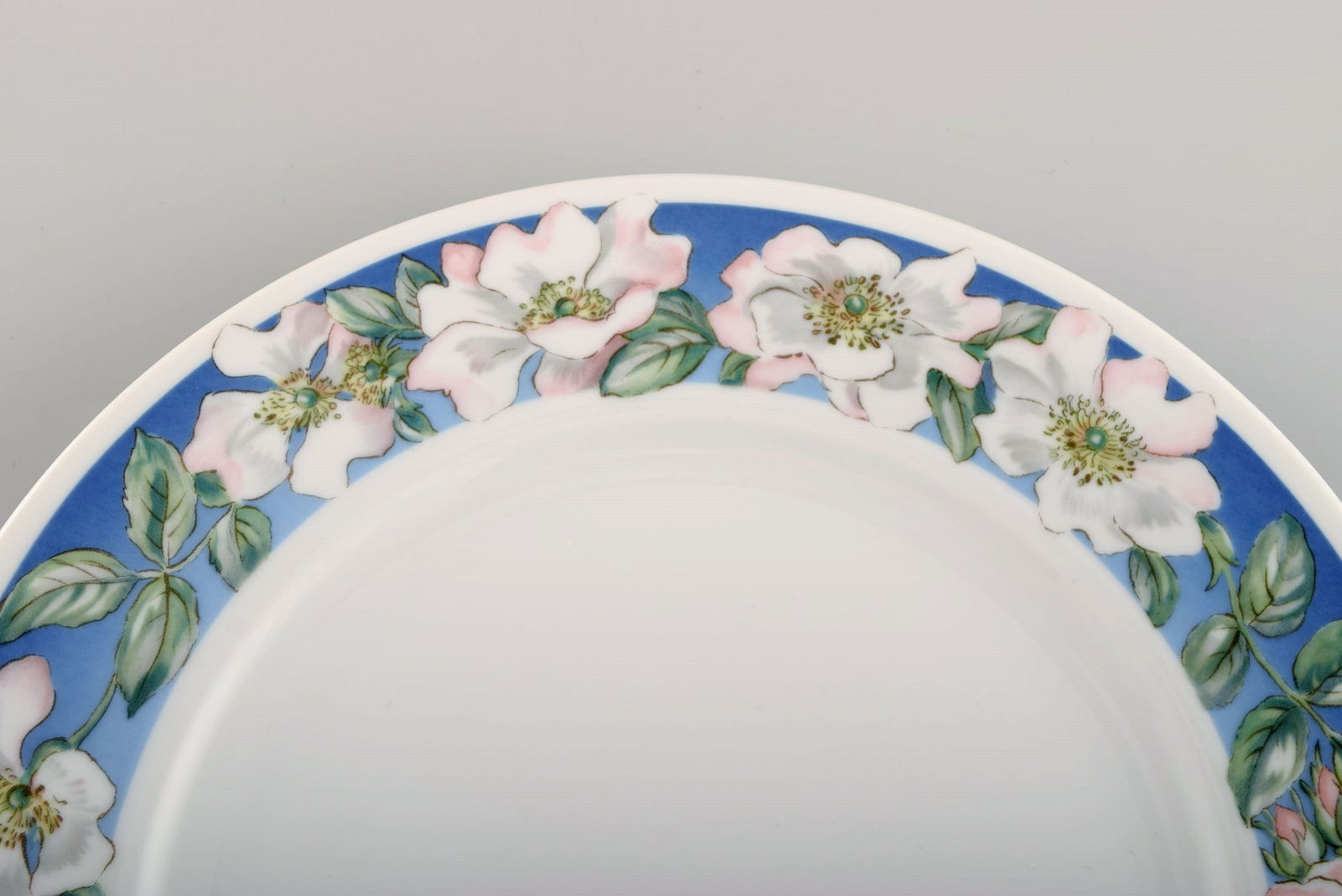 Four Royal Copenhagen White Rose dinner plates with blue border, white flowers and foliage. Dated - 3